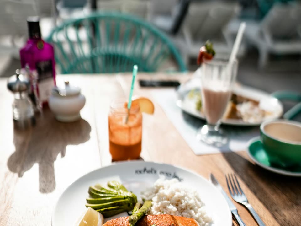 Grilled salmon with asparagus and lemon