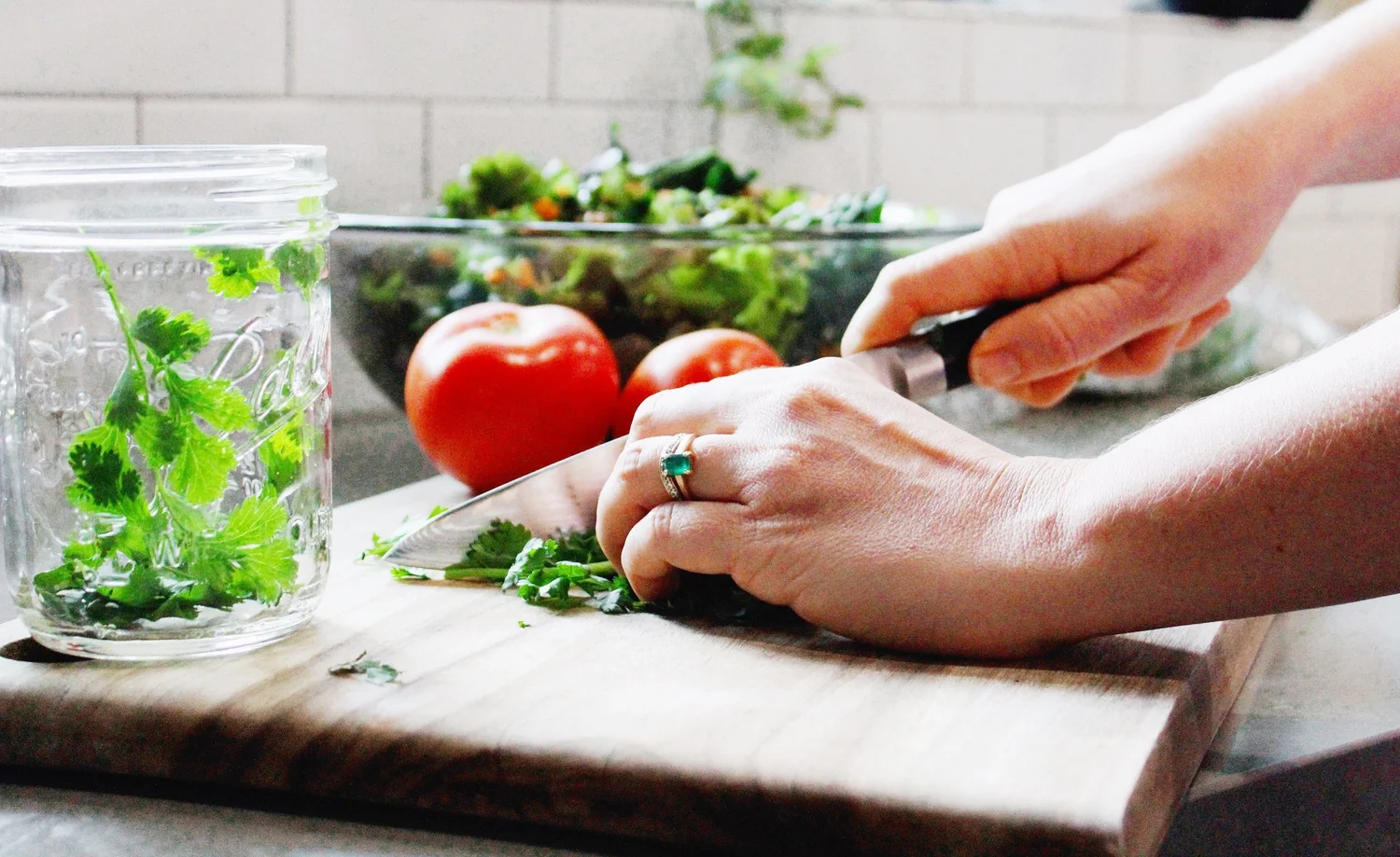 Slicing tomatoes
