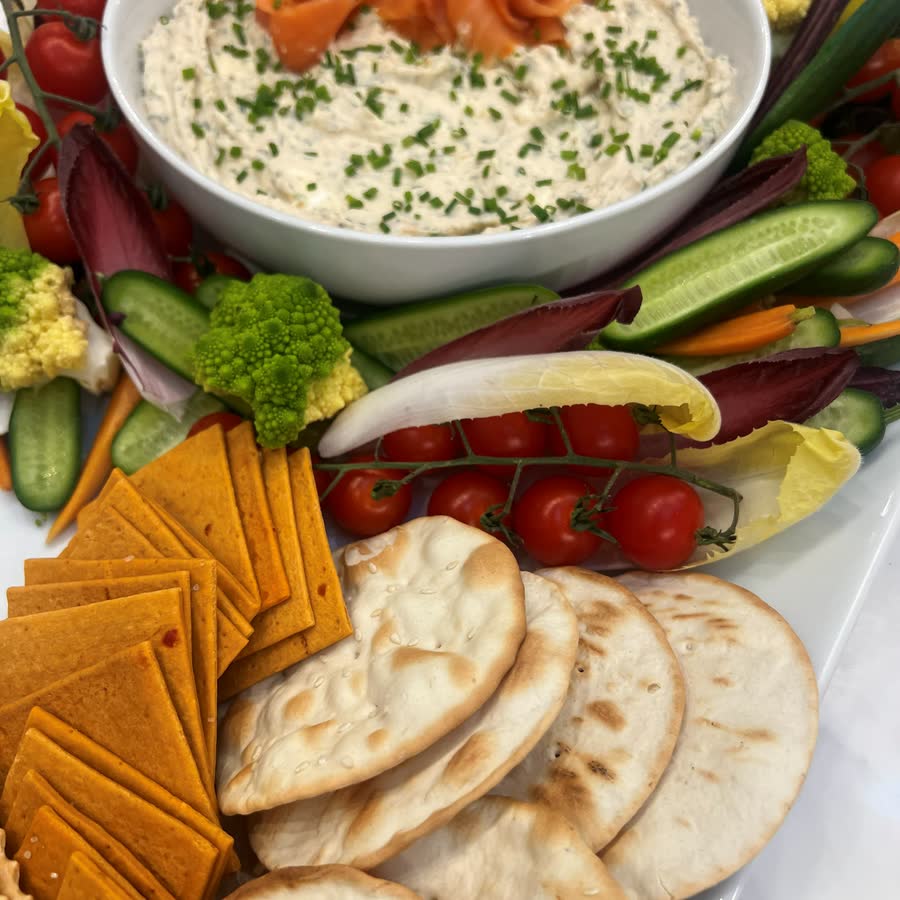 Crudite board with dip and crackers